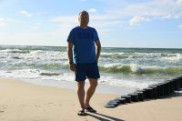 asp. szt. Andrzej Krukowski na plaży