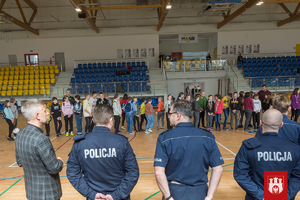 Policjanci i uczniowie na sali podczas konkursu