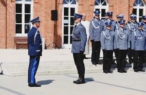 Dowódca uroczystości składa meldunek Komendantowi Wojewódzkiemu Policji w Łodzi