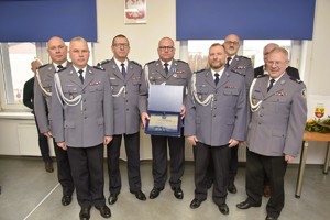 Komendant Włodarczyk wśród policjantów