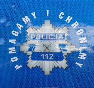 logo policji z hasłem pomagamy i chronimy