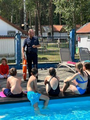 policjant podczas spotkania z dziećmi na basenie