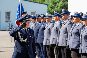 Zastępca Komendanta Wojewódzkiego Policji w Łodzi dokonuje przeglądu pododdziału awansowanych i wyróżnionych