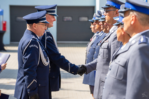 Gratulacje wyróżnionym składa Komendant Powiatowy Policji w Zgierzu inspektor Maciej Klepacki