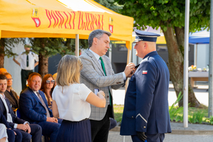 Prezes Stowarzyszenia Rodzina Policyjna  1939 roku w Łodzi Jarosław Olbrychowski wręcza medal imienia Jadwigi Dunin-Borkowskiej Maleszewskiej pierwszej przewodniczącej Stowarzyszenia &quot;Rodzina Policyjna”  Komendantowi Powiatowemu Policji inspektorowi Maciejowi Klepackiemu