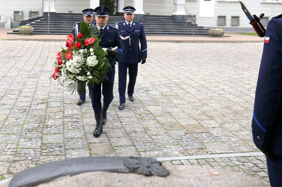 Uroczyste składanie wieńca po pomnikiem pomordowanych funkcjonariuszy w Miednoju i innych miejscach w czasie Drugiej Wojny Światowej na placu Komendy Wojewódzkiej Policji w Lublinie