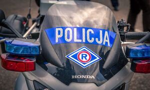 Napis "policja" na policyjnym motocyklu.