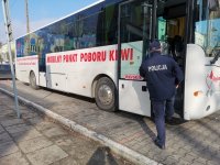 Policjant wchodzi do autobusu