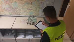 policjant podczas oględzin zabezpieczonych narkotyków
