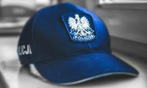 niebieska czapka policyjna