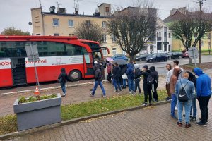 Kolejka osób przed wejściem do specjalistycznego autobusu krwiodawstwa.