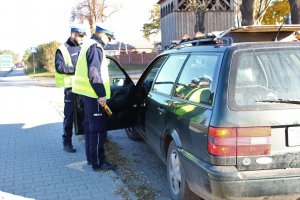 Policjanci kontrolują samochód