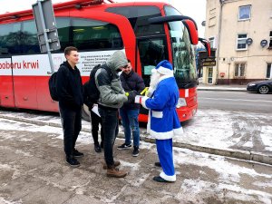 Niebieski Mikołaj rozdaje upominki krwiodawcom.