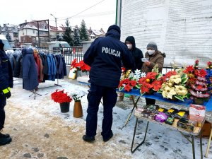 Policjant rozdaje maseczki