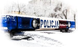 Napis policja na światłach radiowozu