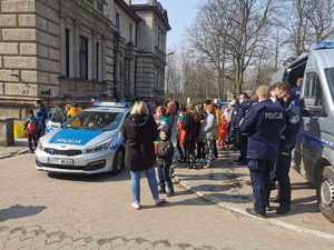 uchodźcy oglądają radiowozu policyjne