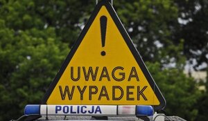 Znak ostrzegawczy o wypadku drogowym na dachu radiowozu.