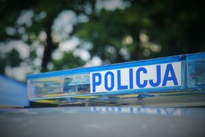 Napis policja na radiowozie.