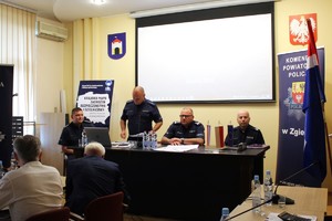 Rozpoczęcie debaty przez policjantów.