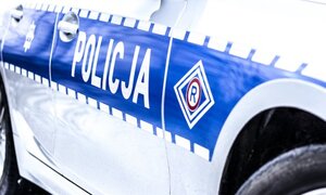 logo policji ruchu drogowego na drzwiach radiowozu