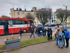 Dawcy oczekują przed krwiobusem.