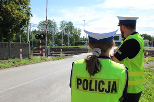 Policjanci obserwujący przejazd kolejowy pod kątem wykroczeń