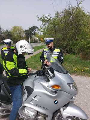 policjanci kontrolują motocyklistę