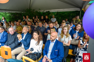 zaproszeni goście na piknik w domu dziecka