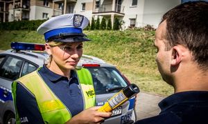 policjantka kontroluje trzeźwość