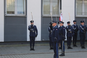 inspektor Arkadiusz Sylwestrzak Komendant Wojewódzki Policji w Łodzi oddaje hołd przy tablicy Pamięci Funkcjonariuszy Policji Państwowej II RP pełniących służbę w Zgierzu – ofiar sowieckich zbrodni, w 105. Rocznicę powstania Policji Państwowej