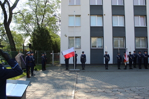 Zdjęcie przedstawia moment wciągania Flagi Państwowej na masz w czasie odgrywania Hymnu Państwowego