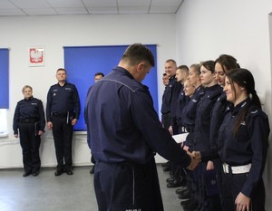 wręczenie aktu nominacji przez Komendanta Powiatowego Policji na wyższy stopień służbowy