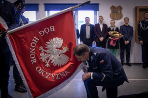 Komendant Powiatowy Policji w Zgierzu młodszy inspektor Krzysztof Sztandera wita się ze sztandarem zgierskiej jednostki.