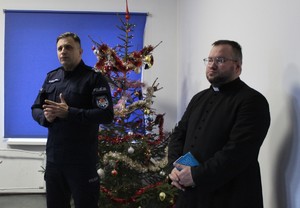 Betlejemskie Światło Pokoju przyjęte przez Komendanta Powiatowego policji w Zgierzu przez Komendanta Hufca ZHP Zgierz.