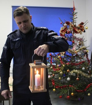 Betlejemskie Światło Pokoju przyjęte przez Komendanta Powiatowego policji w Zgierzu przez Komendanta Hufca ZHP Zgierz.