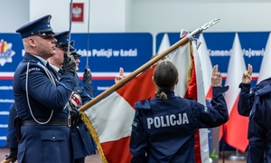 zdjęcie przedstawia policjantów, którzy zostali przyjęci do służby i wypowiadają rotę ślubowania.