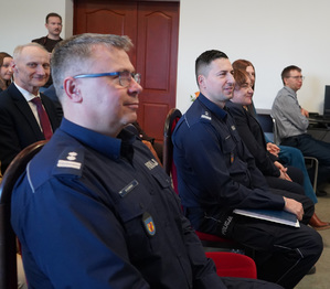 zdjęcie przedstawia policjantów oraz samorządowców podczas odprawy rocznej w Komendzie Powiatowej Policji w Zgierzu.