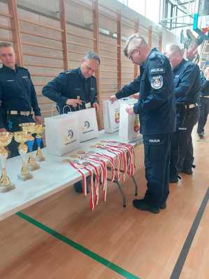 policjanci rozkładają nagrody na stole.
