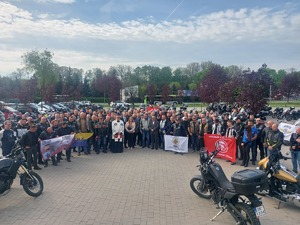 Uczestnicy 6 rajdu motocyklowego na wspólnym zdjęciu.
