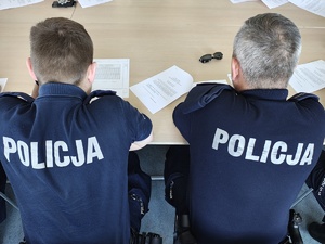 Policjanci rozwiązujący test wiedzy