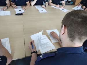 Policjant rozwiązujący test
