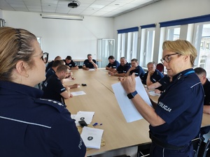 Policjanci w auli przystępujący do konkursu wiedzy