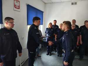 Komendant Powiatowy Policji w Zgierzu wręcza wyróżnienie dla funkcjonariusza