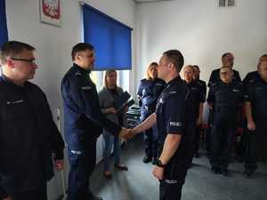 Komendant Powiatowy Policji w Zgierzu wręcza wyróżnienie dla funkcjonariusza