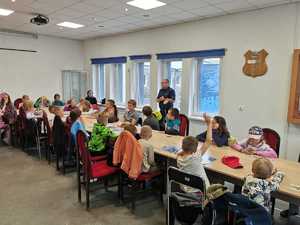 Uczestnicy spotkania odpowiadający na pytania dotyczące bezpieczeństwa w czasie letniego wypoczynku.