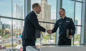 Komendant Główny Policji w trakcie podpisania listu.