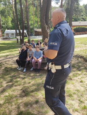 Policjant Wydziału Ruchu Drogowego Komendy Powiatowej Policji w Zgierzu na spotkaniu z uczestnikami kolonii.