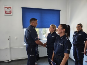Policjanci podczas uroczystej zbiórki