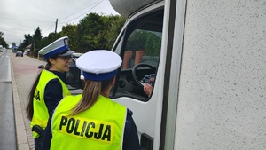 Funkcjonariuszki policji podczas kontroli drogowej