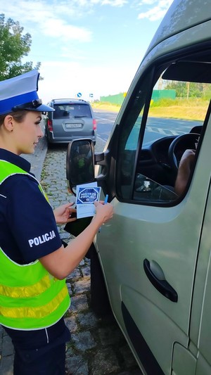Funkcjonariuszka policji podczas kontroli drogowej